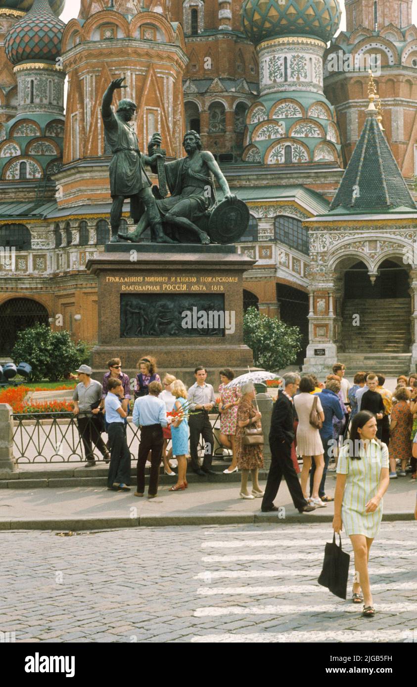 Der Rote Platz IN MOSKAU und die Basilius-`s-Kathedrale mit der Skulptur von Ivan Martos Minin und Pozharsky vor der Kathedrale Stockfoto
